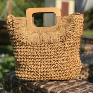 BOLSA COM ALÇA ESTILO MADEIRA E FRANJA